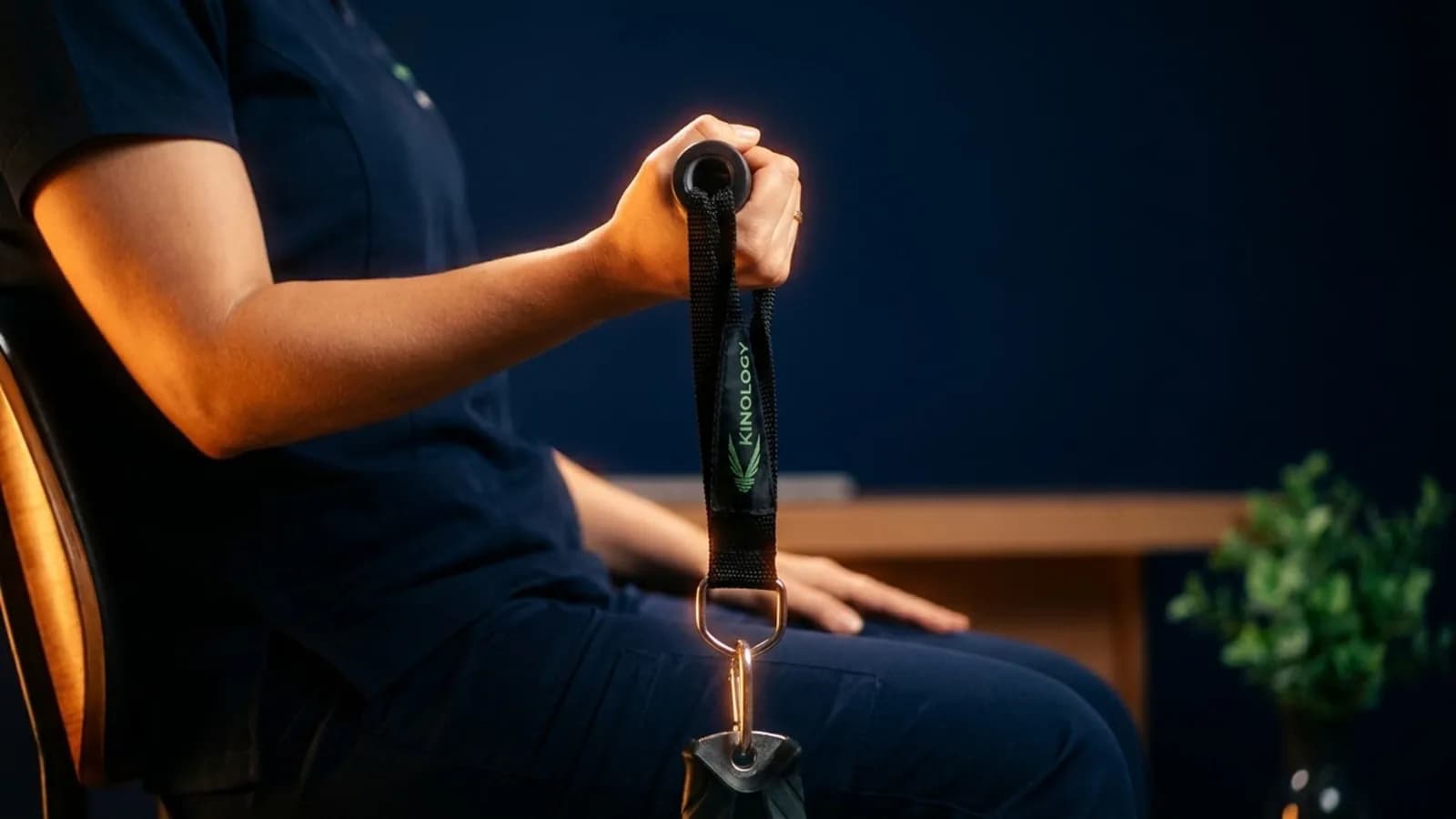 Fisioterapeuta posicionando o sensor no paciente