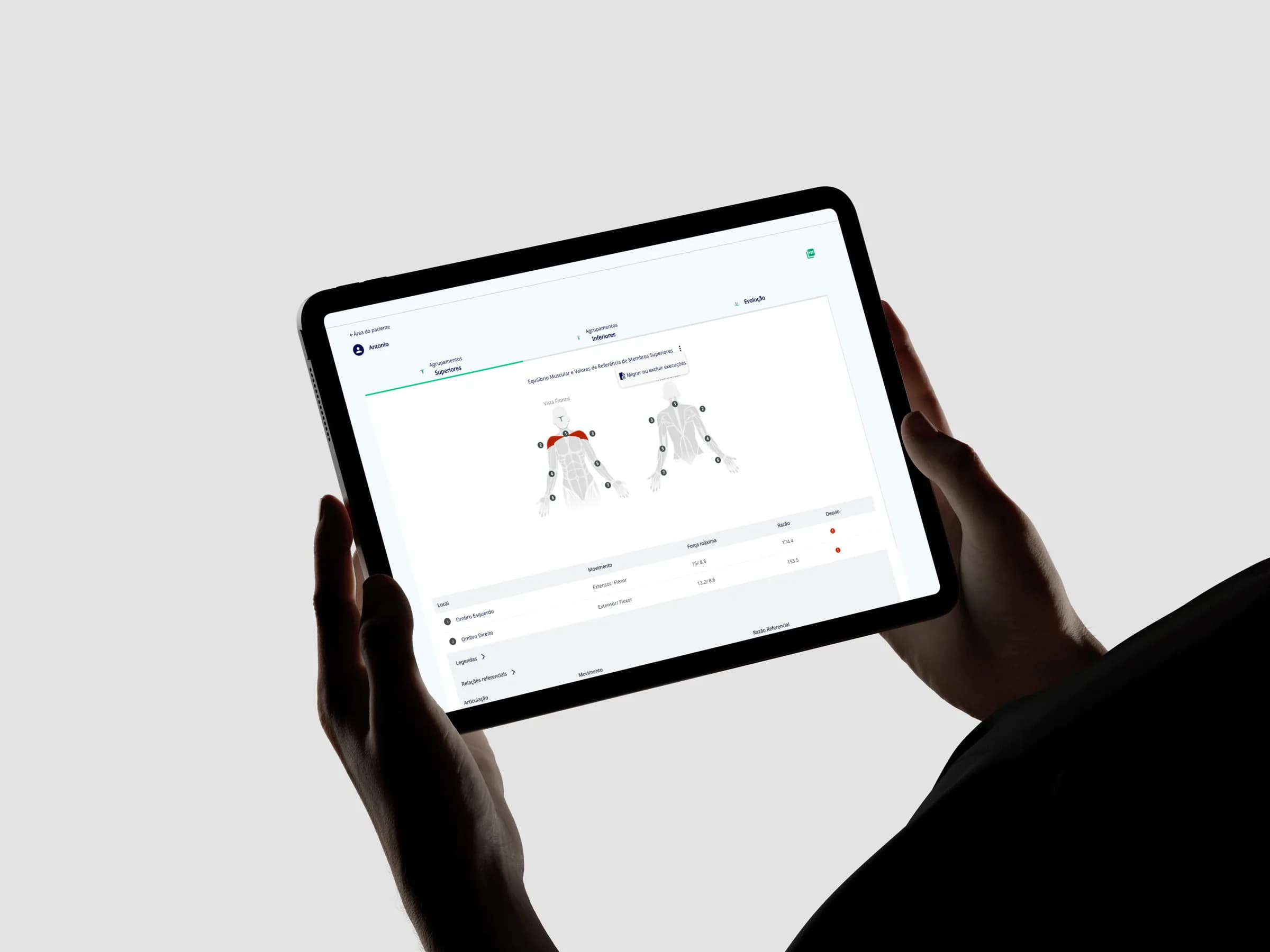 Profissional segurando o tablet com o relatório da avaliação